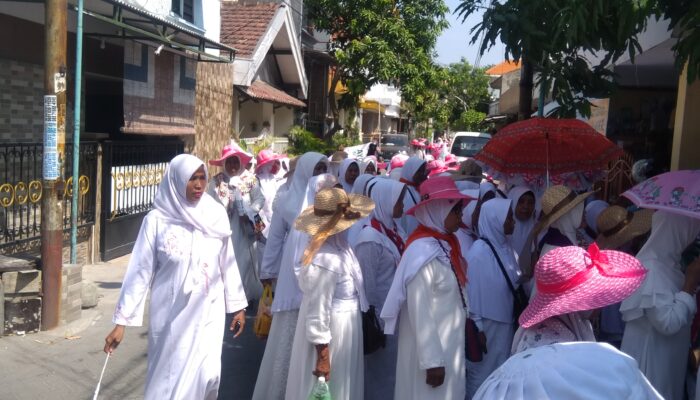 Muslimah sejawa Timur mengadakan manaqib qubro dan maulid nabi di sepanjang jalan ikan gurami surabaya