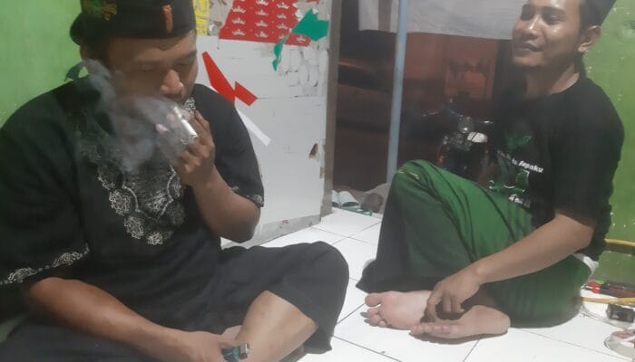 Hukum Membakar Kemenyan atau Dupa