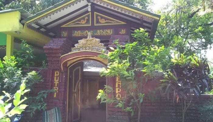 MAKAM PUTRI CEMPO DI GUNUNG PETUKANGAN GRESIK.