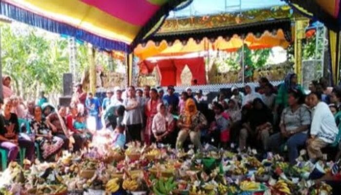 Hukum Sedekah Laut (Larung Sesaji) dan Sedekah Bumi (Sedekah Desa)
