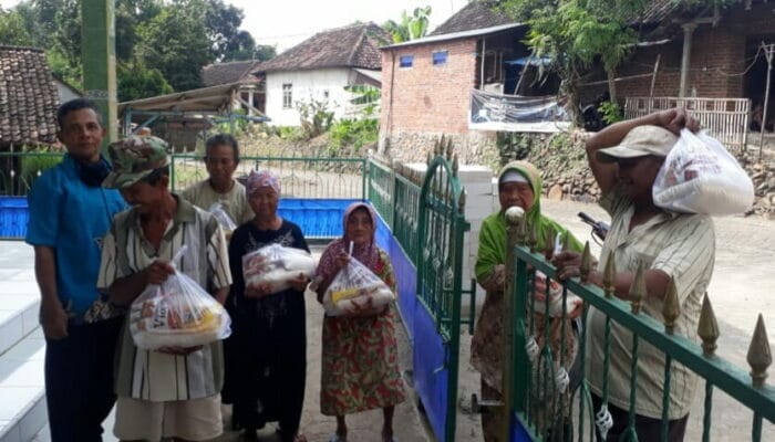 Anak Ranting NU Sumbersuko Pacet Bagi Sembako ke Warga Kurang Mampu