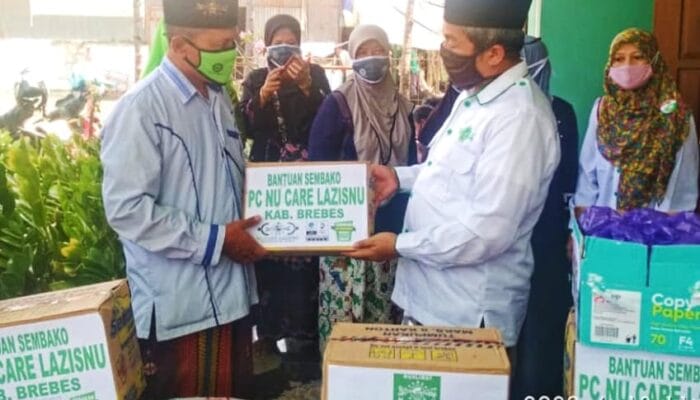 Ketua Tanfidziyyah PCNU Brebes, Serahkan Bantuan Untuk Korban ROB AIR LAUT