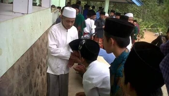 KENAPA SANTRI SELALU CIUM TANGAN GURU?