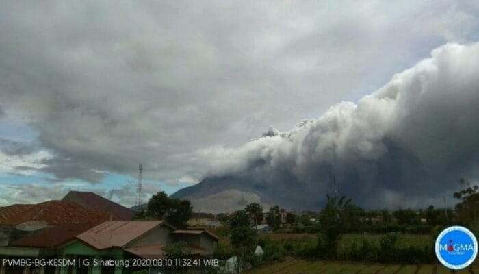 ERUPSI GUNUNG SINABUNG SUMATERA UTARA