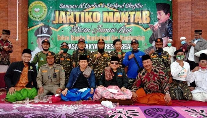 JANTIKO DAN DZIKRUL GHOFILIN PADA PEMBUKAAN DAN PENEMPATAN PASAR RAKYAT KEMBANGSORE PACET