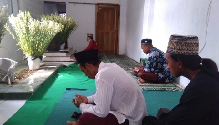 MENJAGA IDEOLOGI SERTA SOLIDARITAS LEWAT TAWASSUL DAN DO’A