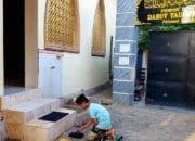 KENAPA PARA SANTRI SUKA MENATA SANDAL KYAI-NYA?