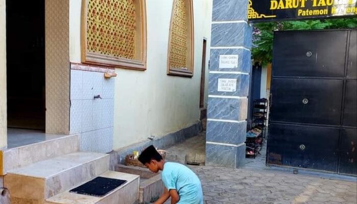 KENAPA PARA SANTRI SUKA MENATA SANDAL KYAI-NYA?