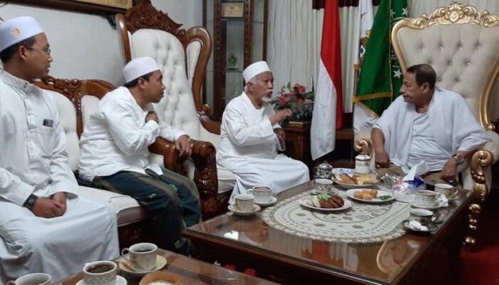 Silaturahmi KH Thoifur Mawardi Purworejo di kediaman Maulana Habib Lutfi bin Yahya Pekalongan