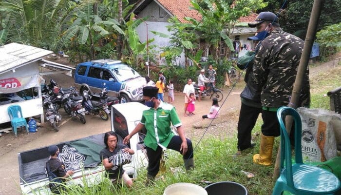 MWCNU WANAREJA BERBAGI SEMBAKO KE WARGA TARISI YANG TERDAMPAK BANJIR