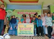 KOPI GLADAK CANGGU MEMPERINGATI MAULID NABI DENGAN MENYANTUNI DAN MEMBAGIKAN SEMBAKO