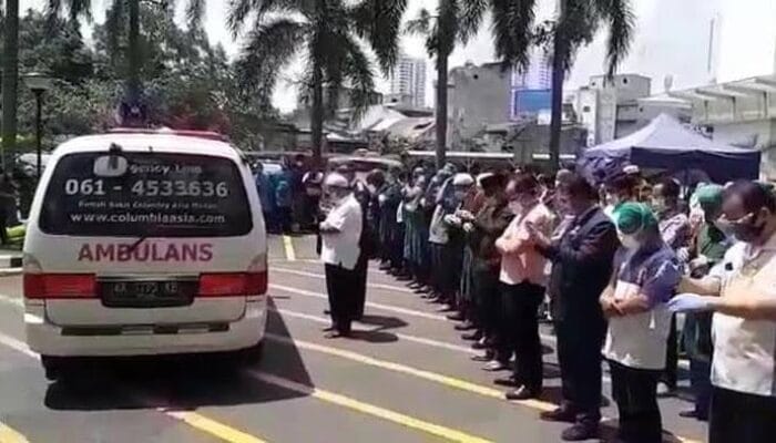 Jenazah Disalatkan Dari Dalam Ambulance