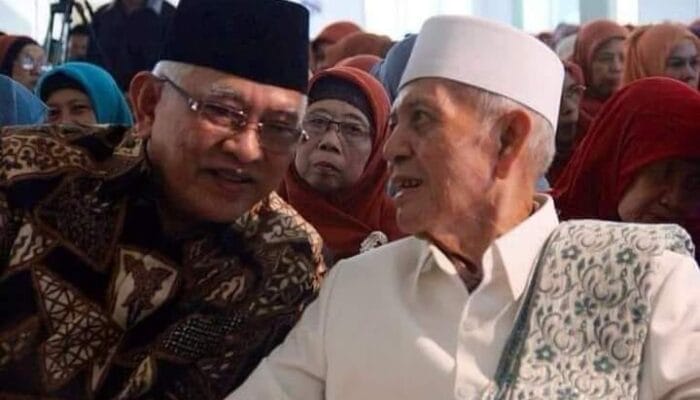 KH. SYA’RONI KUDUS MINTA IJAZAH AGAR NAIK HAJI KEPADA KH. BISRI MUSTOFA