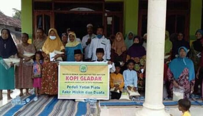 YAYASAN KOPI GLADAK BERSAMA UPZIS MWCNU JETIS MOJOKERTO MENYANTUNI YATIM PIATU