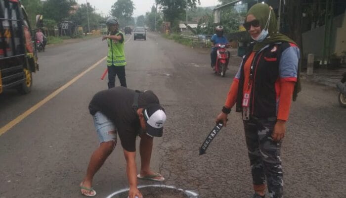 ISN = RELANTAS menandai jalan berlubang Pungging-Ngoro