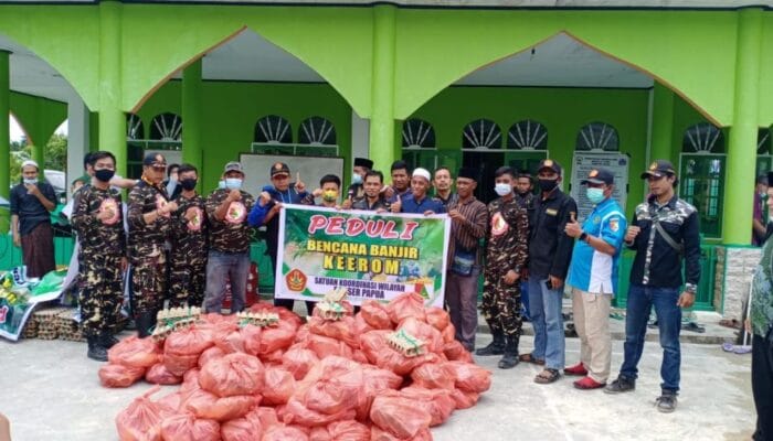 DISTRIBUSI PWNU JAYAPURA BERSAMA BANSER PEDULI BENCANA BANJIR KEEROM