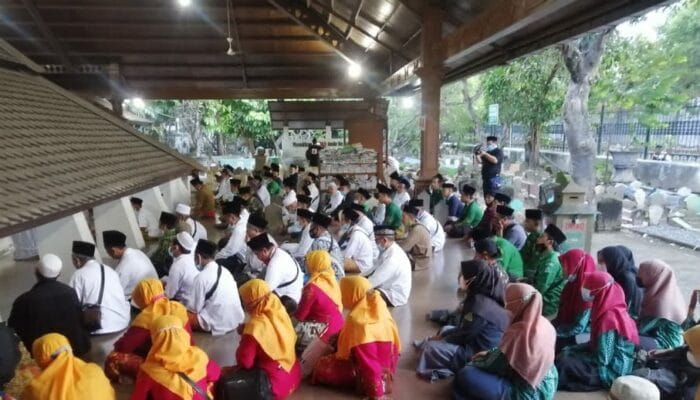 Merajut kebersamaan MWCNU JETIS beserta LEMBAGA dan BANOM Ziaroh wali jatim