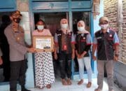 DI HARI KARTINI KAPOLSEK NGORO BERI KADO SEPESIAL KEPADA SALAH SATU ANGGOTA RELAWAN ISN