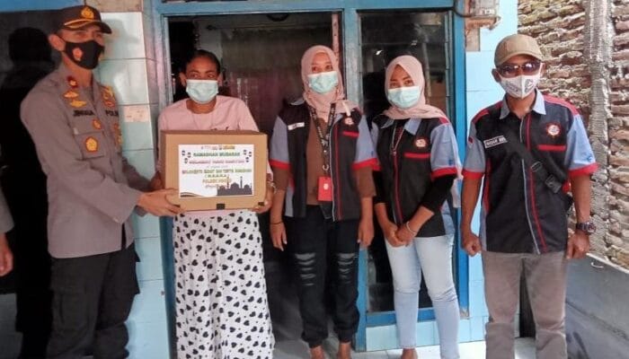 DI HARI KARTINI KAPOLSEK NGORO BERI KADO SEPESIAL KEPADA SALAH SATU ANGGOTA RELAWAN ISN