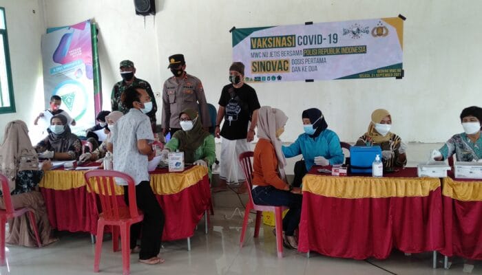 MWC NU JETIS BERSAMA POLSEK JETIS MOJOKERTO LAKSANAKAN VAKSINASI PENGURUS NU