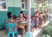 SISWA MI RODHOTUL MUTA’ALLIM PENOMPO BELAJAR DI TERAS SEKOLAHAN