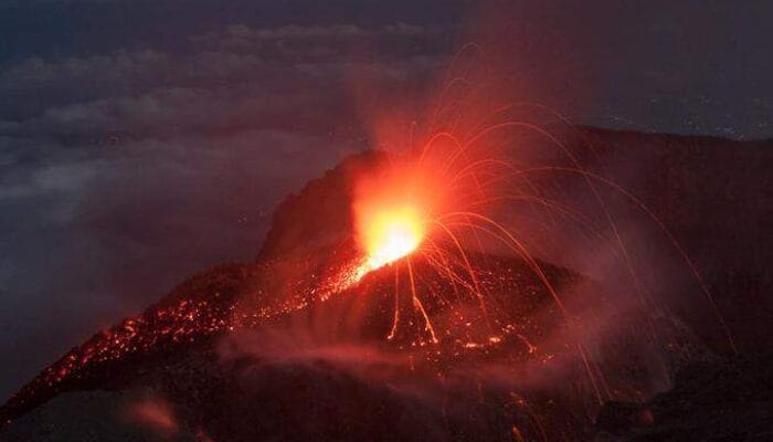 SEJARAH DAN LEGENDA GUNUNG SEMERU PAKU PULAU JAWA