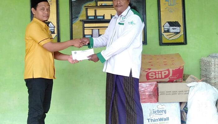 DONASI SISWA SDI BIDAYATUL HIDAYAH CANGGU UNTUK KORBAN SEMERU DI SALURKAN MELALUI LAZISNU