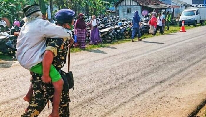 Banser Banyumas Gendong Lansia sampai Rumah Usai Divaksin