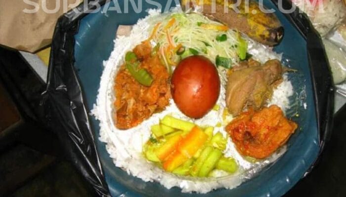 KELUARGA MAYIT MEMBERIKAN HIDANGAN