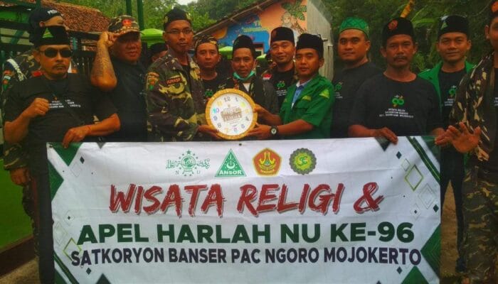 Ngalap barokah para alim ulama’ satkoryon banser kecamatan ngoro adakan ziarah ke makam  para muassis