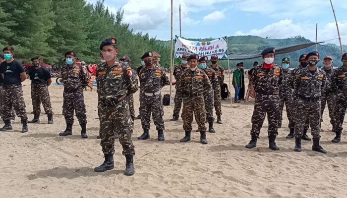 Satkoryon banser  ngoro gelar apel upacara di pantai gemah tulungagung dalam rangka harlah NU KE 96