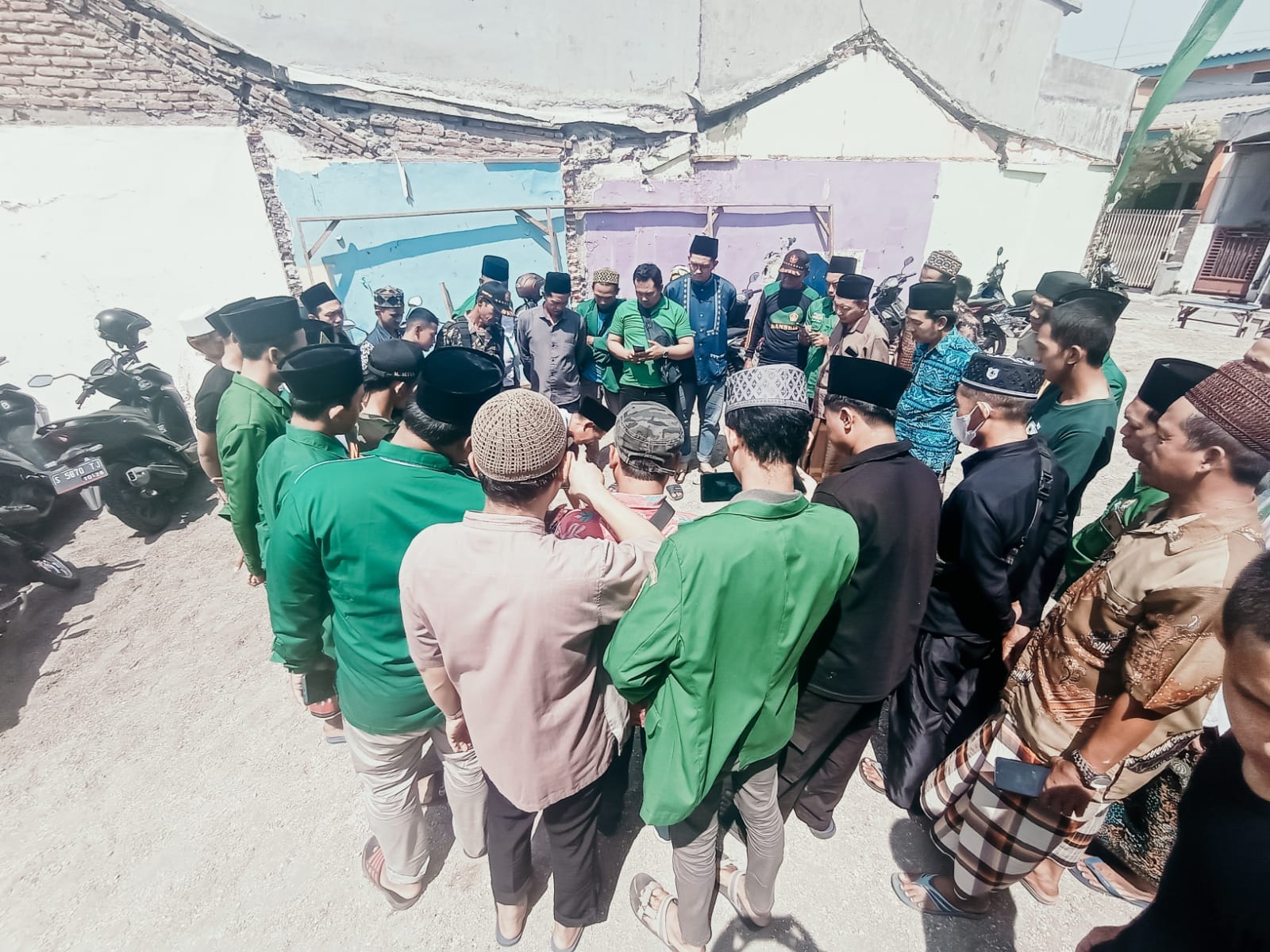 Peserta saat praktek penyembelihan