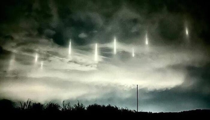 Fenomena Misterius 9 Pilar Cahaya Muncul di Langit Jepang, Apa Itu?