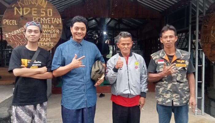 Ngumpul di Lesehan Sejuk Sendi: Gus Dulloh dan Sorban Santri Siap Berjuang untuk Mojokerto