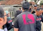 Bagi Buku-Susu ke Warga Tangerang, Kaesang Pakai Rompi ‘Putra Mulyono’