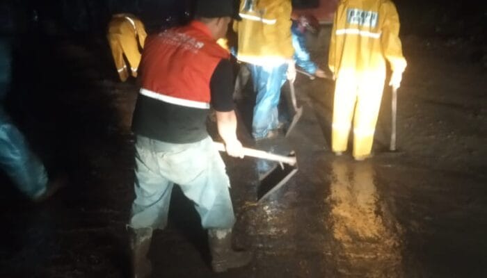 Hujan Deras Picu Longsor 40 Meter di Trawas: BTB dan DPUPR Berjibaku Hingga Malam
